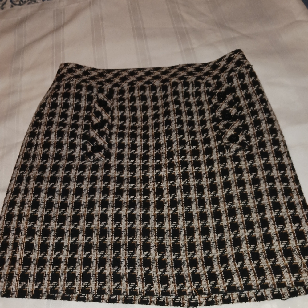 Loft Black and white check skirt. Size 6